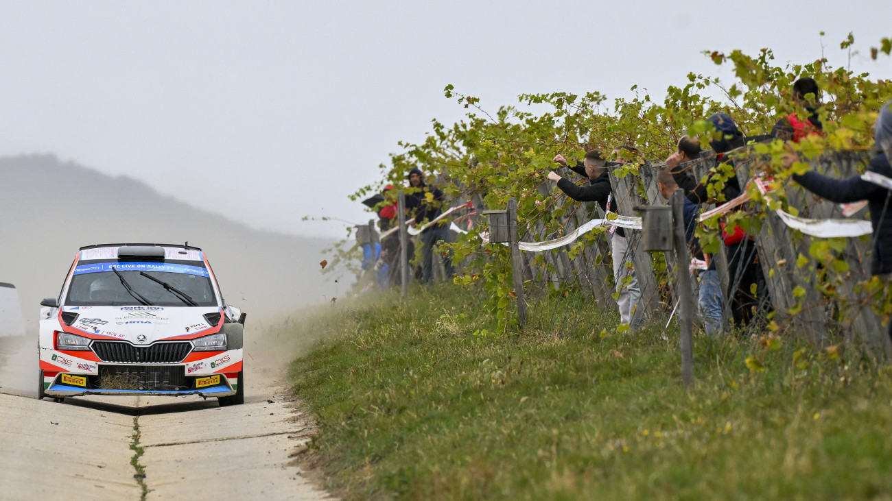 A Csomós Miklós és Bán Viktor páros a Skoda Fabia Evo típusú versenyautójukkal a rali Európa-bajnoki (ERC) futam és a Rally Hungary tizedik gyorsasági szakaszán Mád térségében 2023. október 8-án.