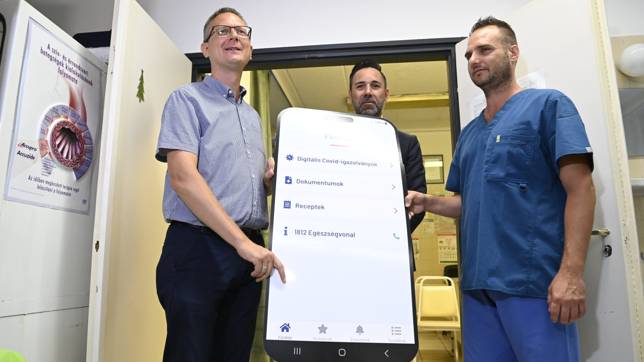 Rétvári Bence, a Belügyminisztérium parlamenti államtitkára, Békássy Szabolcs országos kollegiális szakmai vezető háziorvos és Jelinek Benjámin háziorvos (b-j) a IX. kerületi Drégely utcai háziorvosi rendelőben az EgészségAblak mobilalkalmazás újabb funkcióiról tartott sajtótájékoztatón 2023. július 17-én. Az applikáció segítségével, amelyet eddig 2,3 millióan töltötték le telefonra, egy ujjlenyomattal bárki hozzáférhet az összes leletéhez, laboreredményéhez, zárójelentéséhez, minden más egészségügyi dokumentumához.