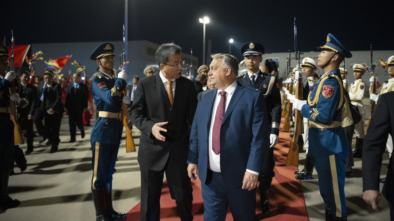 A Miniszterelnöki Sajtóiroda által közreadott képen Huaj Csin-peng kínai oktatási miniszter (b) fogadja Orbán Viktor miniszterelnököt Pekingben 2023. október 15-én. A kormányfő részt vesz az Övezet és út fórum harmadik csúcstalálkozóján, valamint hivatalos tárgyalásokat folytat Kína vezetőivel.