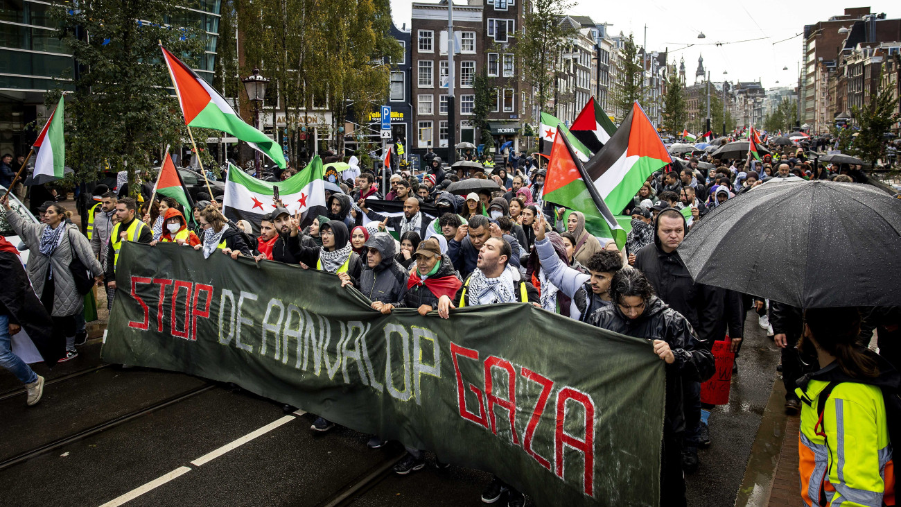 A palesztinokat támogató tüntetés a hollandiai Amszterdamban 2023. október 15-én. A Gázai övezetet irányító Hamász palesztin iszlamista szervezet október 7-én többfrontos támadást indított Izrael ellen, ahol több mint 1300 ember életét vesztette. A Hamász elleni izraeli válaszcsapások több mint 2300 palesztin halálát okozták a Gázai övezetben.