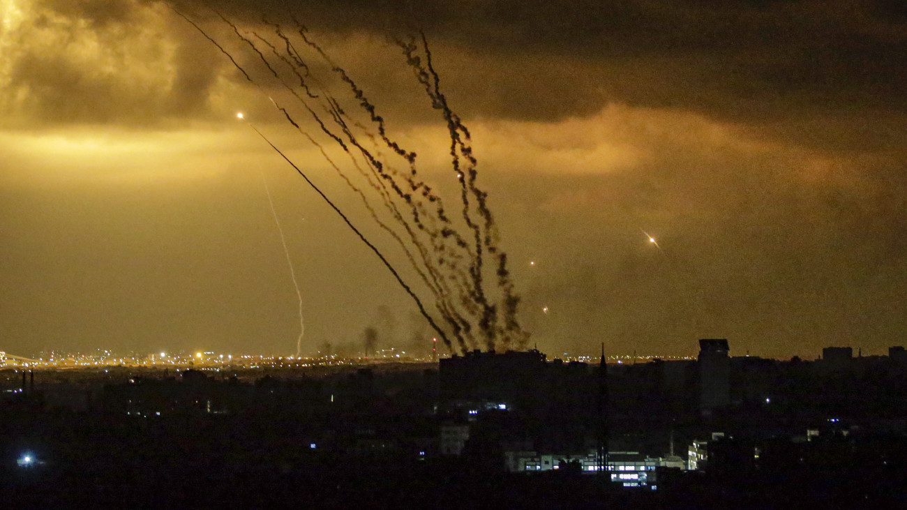 A Gázai övezetet irányító Hamász palesztin iszlamista szervezet milicistái rakétákkal lövik Izraelt a Gázai övezetből 2023. október 14-én. A Hamász október 7-én többfrontos támadást indított Izrael ellen, ahol több mint 1300 ember életét vesztette. A Hamász elleni izraeli válaszcsapások több mint 2300 palesztin halálát okozták a Gázai övezetben.
