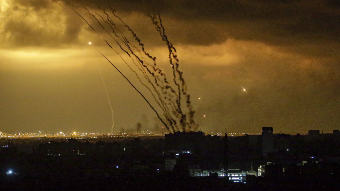 Előbb lelkendezett a rakéták láttán, majd sírt a palesztin férfi