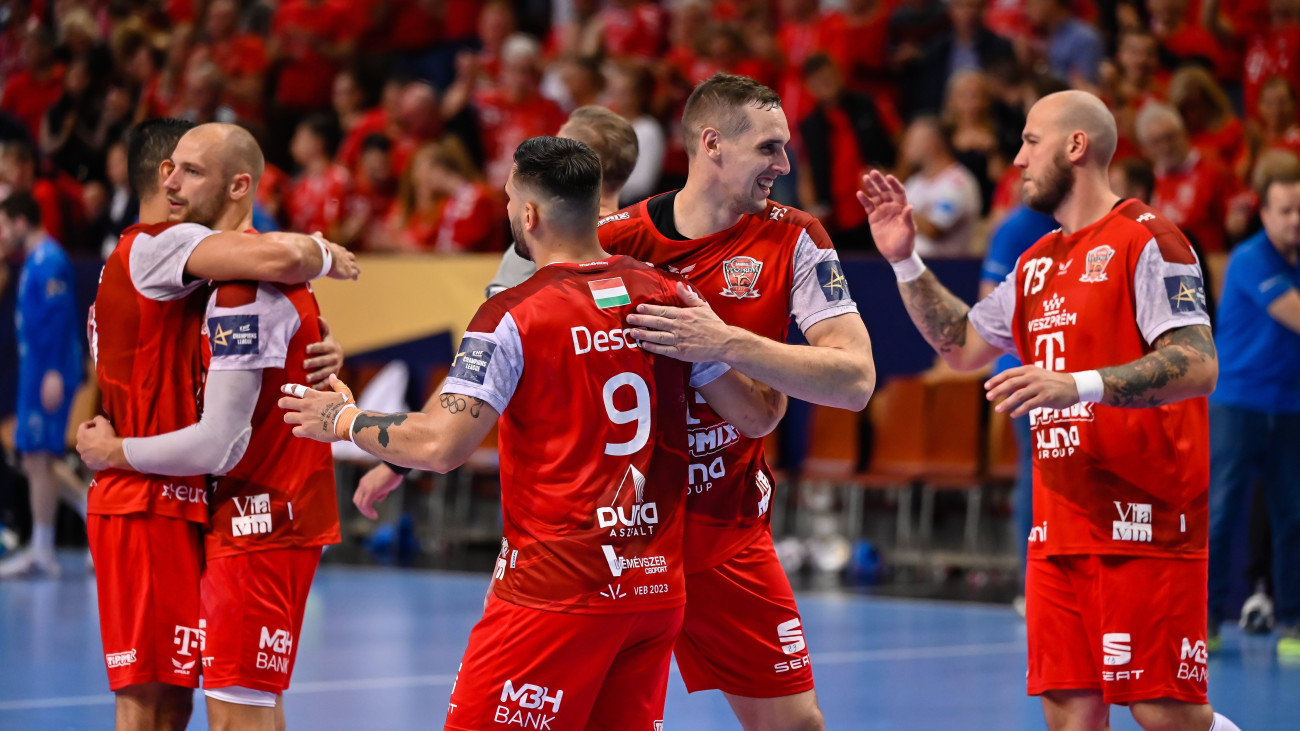 A győztes veszprémi csapat játékosai ünnepelnek, elöl Hugo Descat (b3), jobbról Andreas Nilsson a férfi kézilabda Bajnokok Ligája csoportkörében játszott Telekom Veszprém és a lengyel Orlen Wisla Plock mérkőzés után a Veszprém Arénában 2023. október 19-én. A magyar csapat 28-21-re győzött.