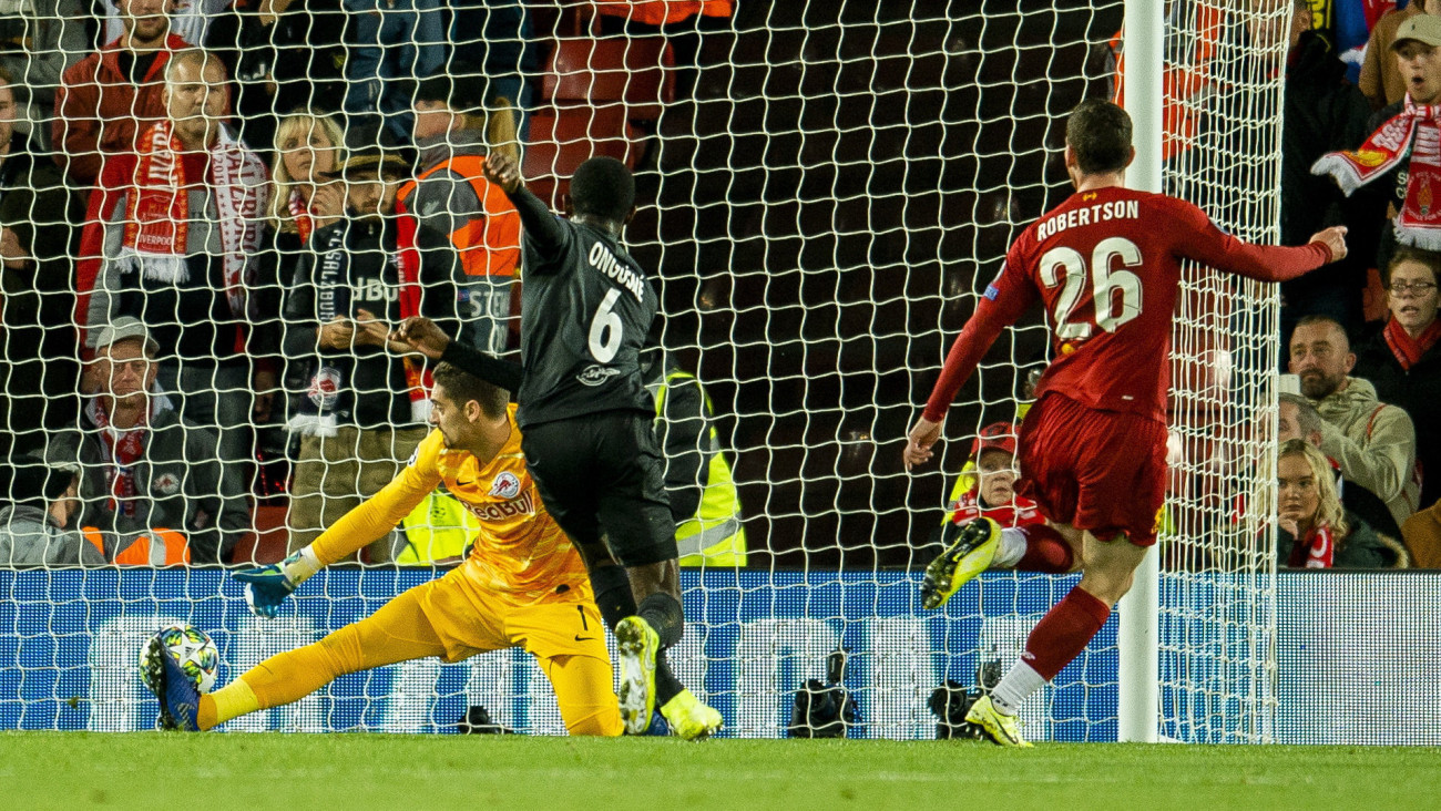 Andy Robertson, a Liverpool játékosa (j) gólt lő a Salzburg ellen a labdarúgó Bajnokok Ligája E csoportjának második fordulójában játszott mérkőzésen a liverpooli Anfield stadionban 2019. október 2-án.