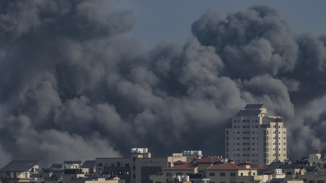 Füst száll fel Gáza felett 2023. október 22-én, miután Izrael további légicsapásokat hajtott végre a Hamász palesztin iszlamista terrorszervezet gázai infrastruktúrája ellen. A Gázai övezetet irányító Hamász október 7-én indított többfrontos támadást Izrael ellen.
