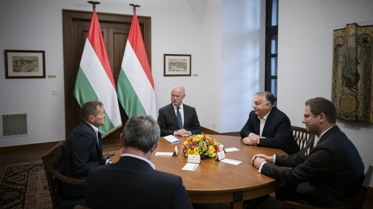 A Miniszterelnöki Sajtóiroda által közreadott képen Orbán Viktor miniszterelnök (j2), valamint Gulyás Gergely Miniszterelnökséget vezető miniszter (j), Csák János kulturális és innovációs miniszter (j3) és Palkovics László, az N7 Nemzeti Védelmi Ipari Innovációs Holding Zrt. vezérigazgatója (b2, háttal) tudománypolitikai megbeszélést folytat Krausz Ferenc Nobel-díjas fizikussal (b) a Karmelita kolostorban 2023. október 25-én. A tárgyaláson a világhírű magyar tudós által vezetett Molekuláris- Ujjlenyomat Kutató Központ (CMF) 2030-ig tartó stratégiai céljainak megvalósításához szükséges intézkedéseket tekintették át.