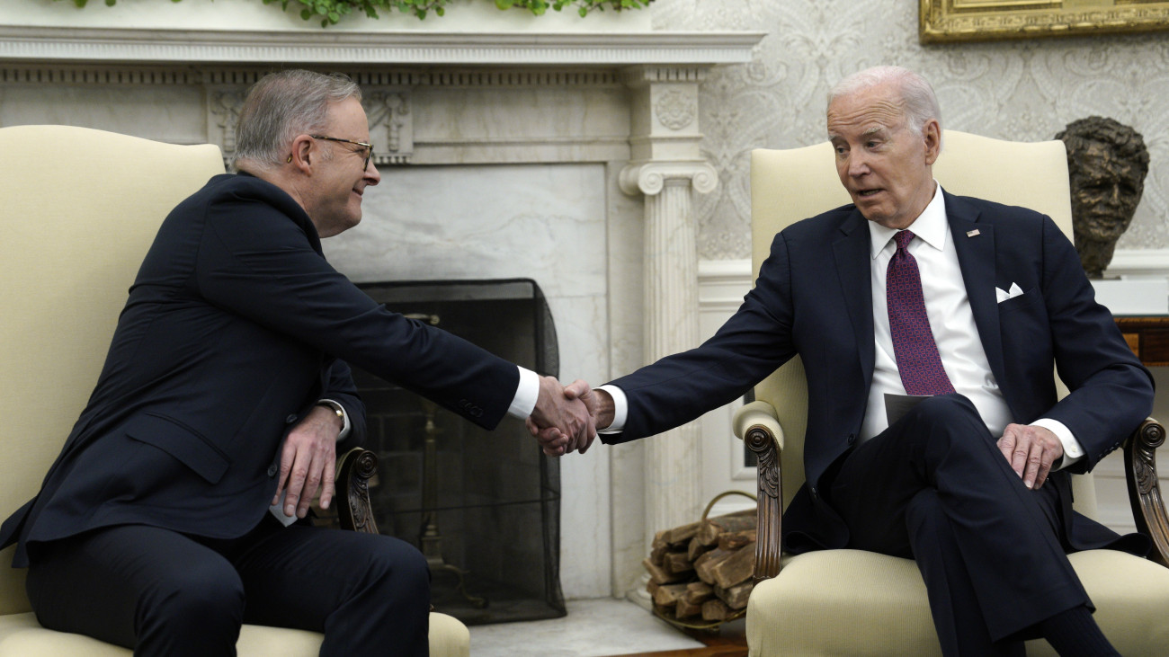 Joe Biden amerikai elnök (j) és Anthony Albanese ausztrál kormányfő kezet fog a washingtoni Fehér Ház Ovális irodájában 2023. október 25-én.