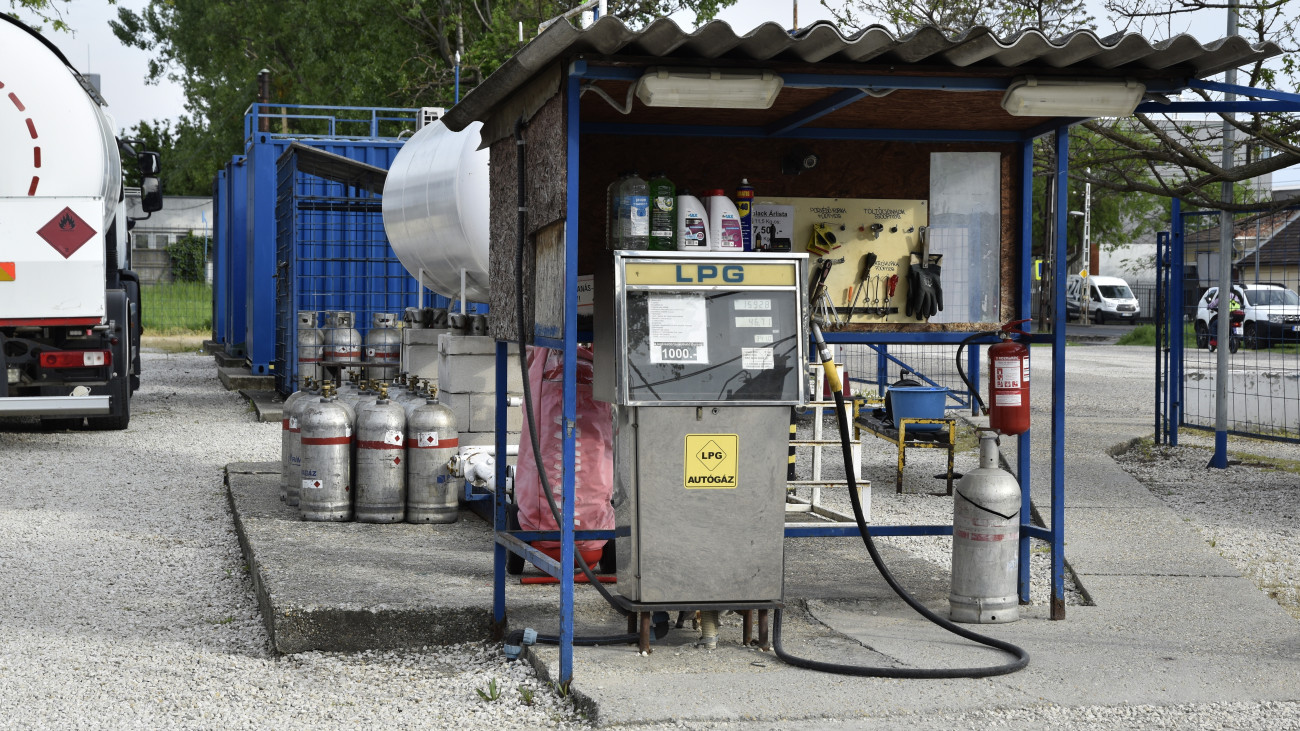 A benzin és dízel üzemanyagokon kívül, autógázt, más néven LPG (Liquefied Petroleum Gas) és háztartási propán-bután gázt (PB) forgalmazó Prima Plus vállalkozás üzemanyagtöltő állomása Kőbányán, a Maglódi úton. MTVA/Bizományosi: Róka László  *************************** Kedves Felhasználó!