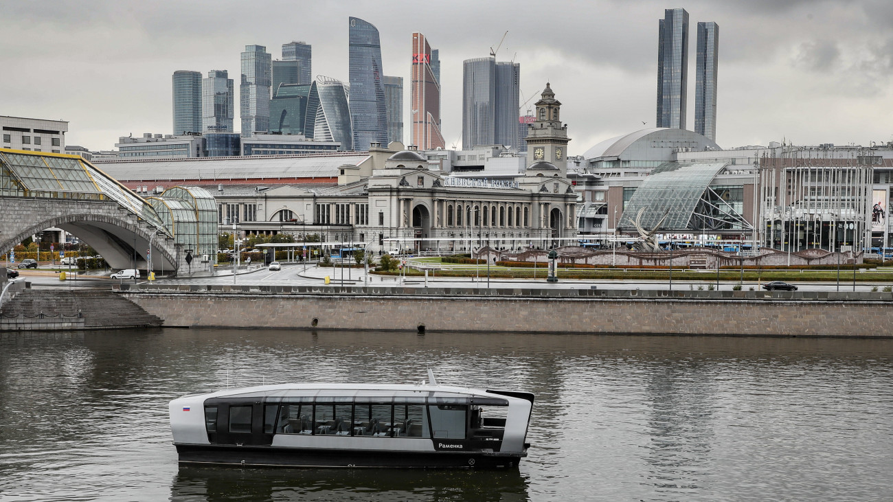 A moszkvai közösségi közlekedési rendszerben működő Ramenka elektromos hajó a Moszkva folyón, a Kijev pályaudvar (k) előtt 2023. október 25-én.