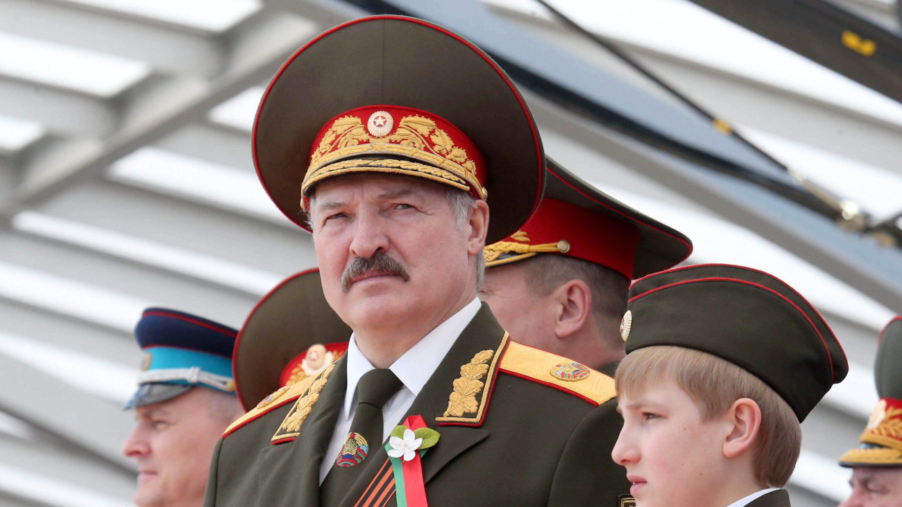 Minszk, 2015. május 9.Alekszandr Lukasenko fehérorosz elnök fiával, Nyikolajjal a győzelem napi katonai parádén Minszkben 2015. május 9-én. Európában 1945. május 9-én ért véget a második világháború. (MTI/EPA/Pool/Nyikolaj Petrov)