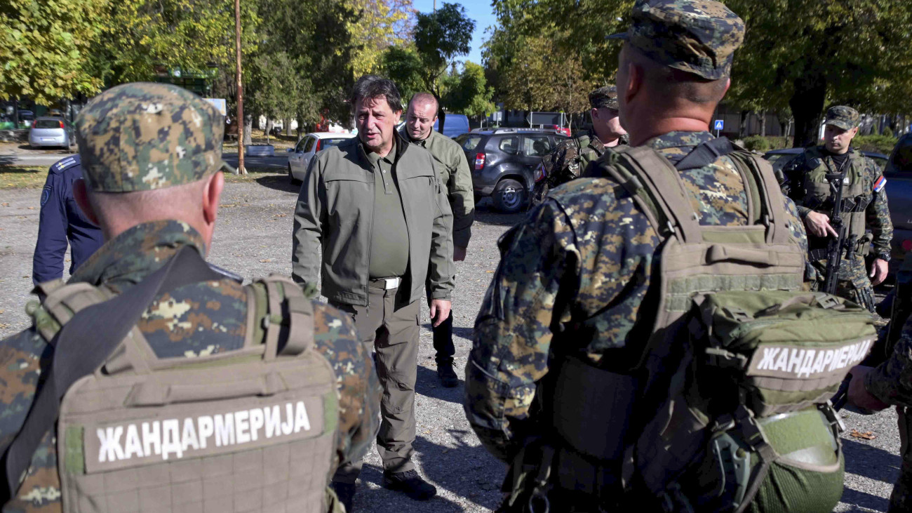 A szerb belügyminisztérium által közreadott képen Bratislav Gasic szerb belügyminiszter (k) beszél a rendőrökhöz a szerb-magyar határ közelében 2023. október 28-án, egy nappal azután, hogy lövöldözés tört ki migránsbandák között Horgos külterületén. A lövöldözésben három ember életét vesztette, egy megsebesült.