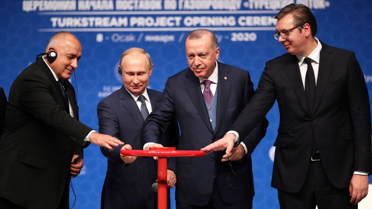 Bojko Boriszov bolgár miniszterelnök, Vlagyimir Putyin orosz, Recep Tayyip Erdogan török és Aleksandar Vucic szerb elnök (b-j) a Török Áramlat gázvezeték megnyitásának alkalmából rendezett ünnepségen Isztambulban 2020. január 8-án.