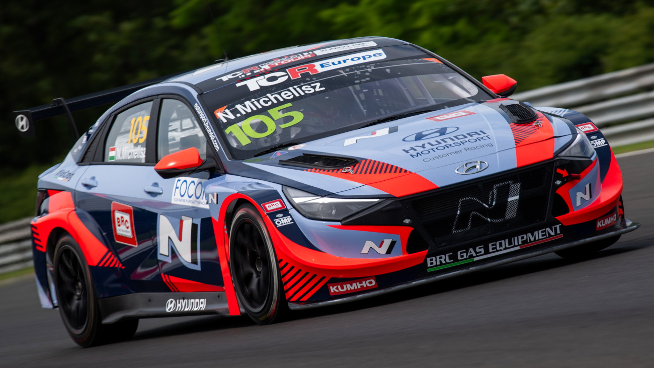 Michelisz Norbert, a BRC Hyundai N Squadra Corse versenyzője Hyundai Elentra N TCR típusú versenyautójával a túraautó-Európa-kupa (TCR) magyarországi fordulójának időmérő edzésén a mogyoródi Hungaroringen 2023. június 17-én.