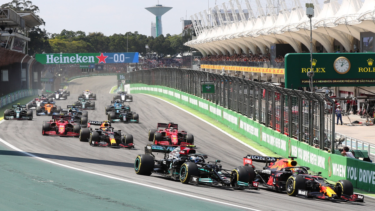 Max Verstappen, a Red Bull holland versenyzője (j) vezeti a mezőnyt Valtteri Bottas, a Mercedes finn versenyzője (b) előtt a Forma-1-es autós gyorsasági világbajnokság brazil Nagydíjának rajtja után a Sao Pauló-i Interlagos pályán 2021. november 14-én.