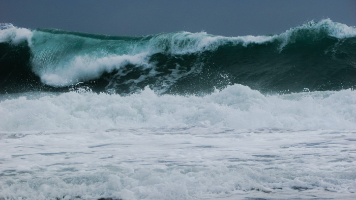 Viharba került egy óceánjáró - videó készült a rettenetes hullámokról