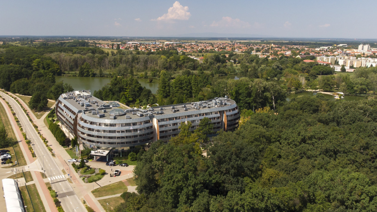 A sárvári Spirit Hotel Thermal Spa wellness és gyógyszállodája 2018. augusztus 19-én. 50 éve, 1968. augusztus 20-án nyilvánították újra várossá Sárvárt.