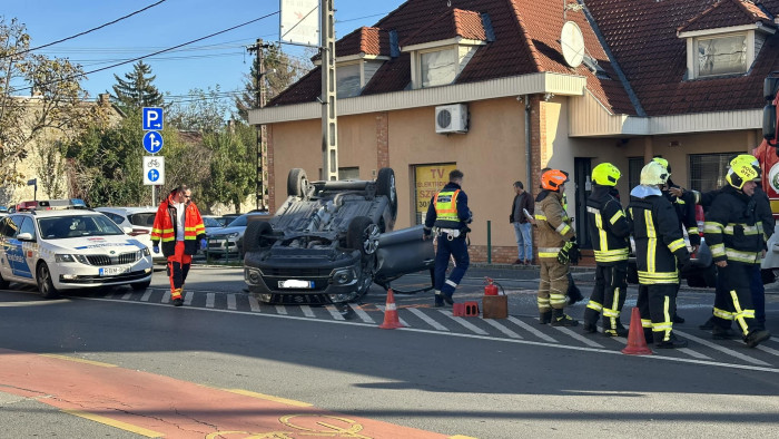 Csúnyán fejre állt egy autó a 2-es úton, átmenetileg megbénult egy nagyváros forgalma