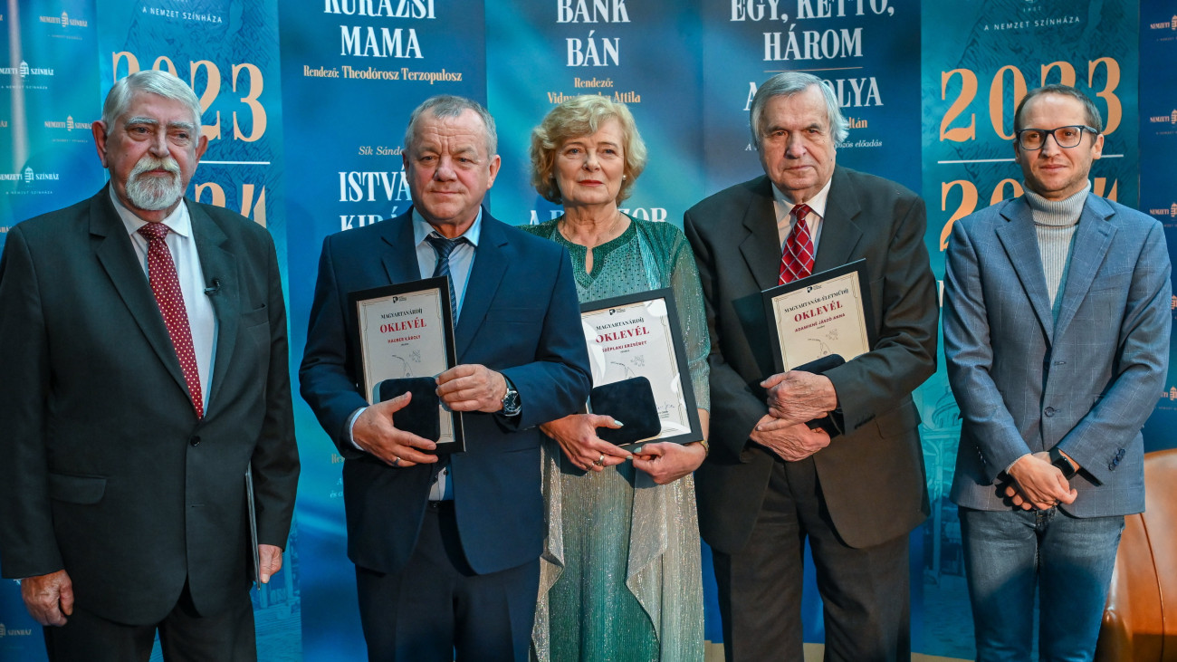 A Magyartanárdíj kitüntetettjei, Hauber Károly (b2), Széplaki Erzsébet és az életműdíjas Adamikné Jászó Anna képviselője, Adamik Tamás (j2), valamint Kásler Miklós, a Magyarságkutató Intézet főigazgatója (b) és Demeter Szilárd, a Petőfi Kulturális Ügynökség vezérigazgatója (j) a magyar nyelv napja alkalmából tartott ünnepségen a Nemzeti Színázban 2023. november 11-én.