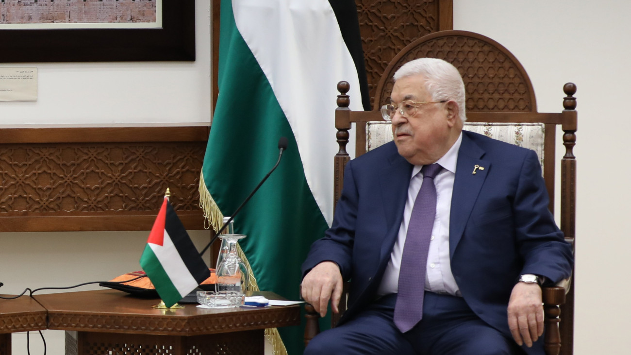Mahmúd Abbász palesztin elnök (j) Antony Blinken amerikai külügyminisztert fogadja a ciszjordániai Rámalláhban 2023. november 5-én, az Izrael és a Hamász palesztin iszlamista szervezet fegyveres konfliktusa alatt.