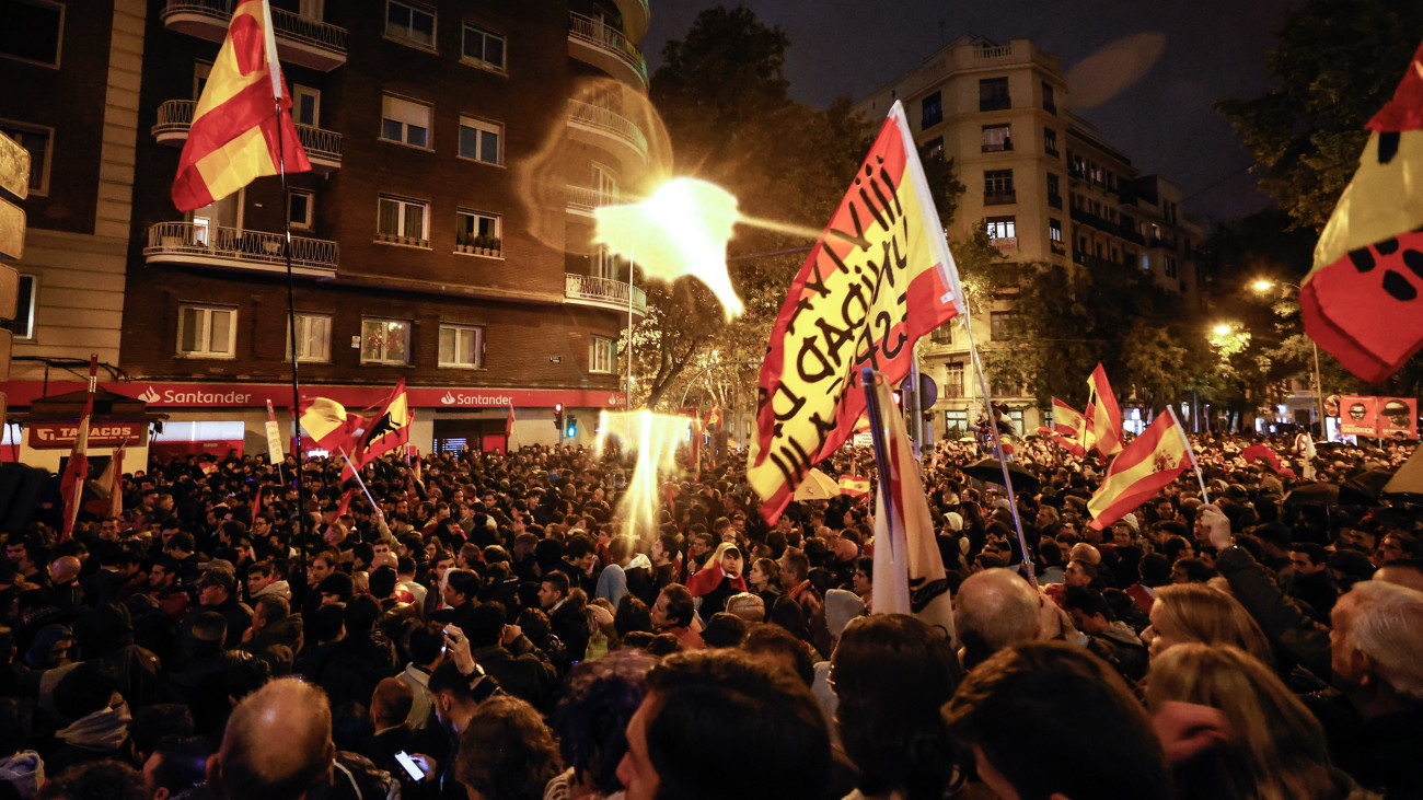 Spanyol zászlót lengetnek a 2017-ben alkotmányellenesen megtartott katalán függetlenségi népszavazás megrendezése miatt elítélt politikusok amnesztiájáról szóló megállapodás ellen tiltakozók a kormányzó Spanyol Szocialista Munkáspárt (PSOE) madridi székházánál 2023. november 10-én.