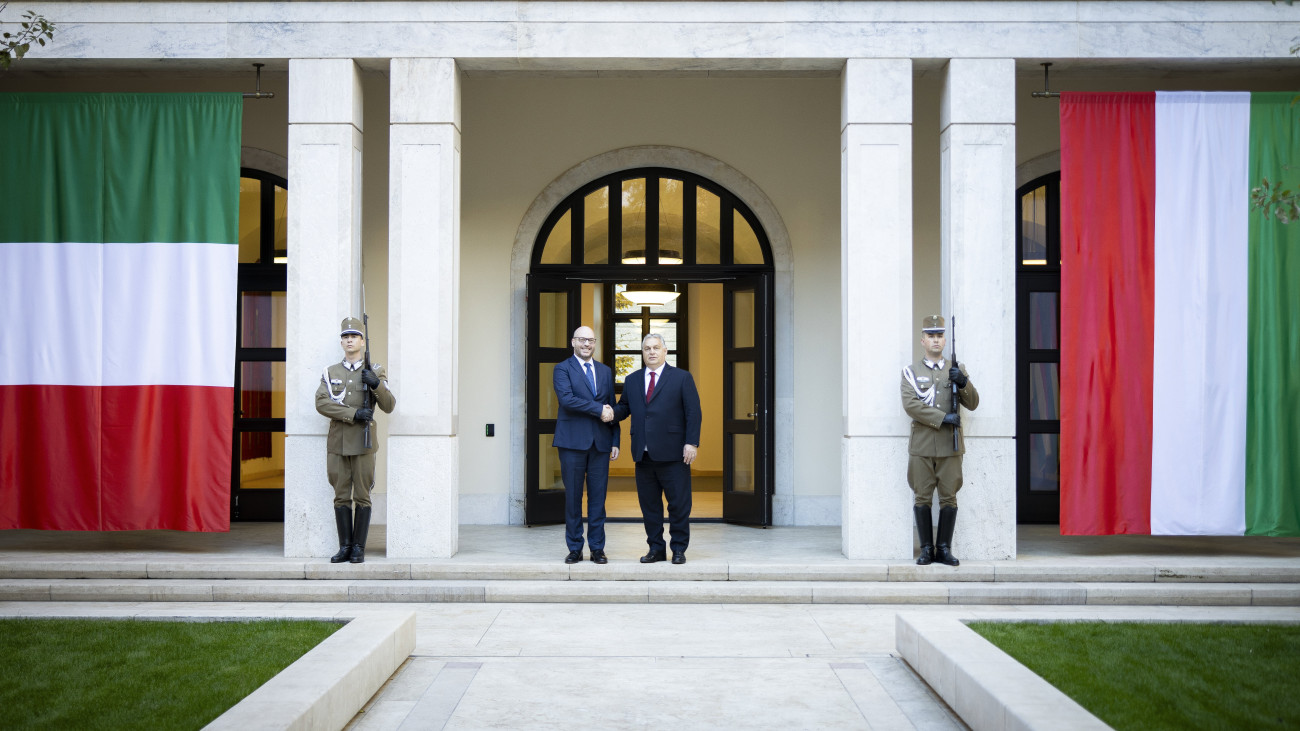 A Miniszterelnöki Sajtóiroda által közreadott képen Orbán Viktor kormányfő (j) fogadja Lorenzo Fontanát, az olasz képviselőház elnökét a Karmelita kolostorban 2023. november 16-án.