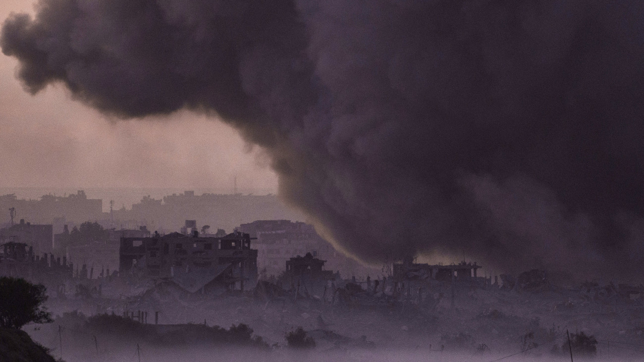 Izrael légicsapást mér a Gázai övezetre 2023. november 21-én. A Hamász palesztin iszlamista szervezet fegyveresei október 7-én támadást indítottak Izrael ellen, az izraeli haderő pedig válaszul légi és szárazföldi hadműveleteket hajt végre a Gázai övezetben.