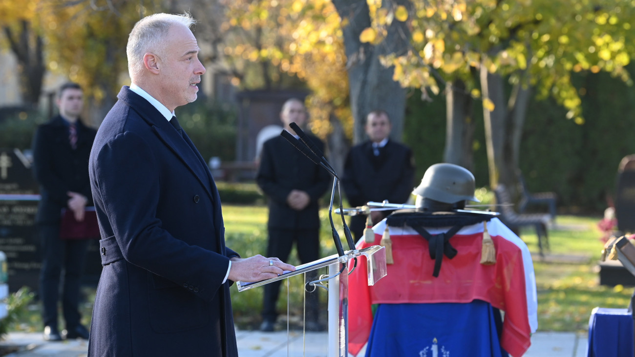 Szalay-Bobrovniczky Kristóf honvédelmi miniszter beszédet mond Kindl István ezredes ravatalánál az I. és a II. világháborúban hősi halált halt magyar honvédek ünnepélyes újratemetésén Budapesten, a Fiumei úti sírkertben 2023. november 22-én. Az ezredes a 12. gyalogtábori pótezred parancsnokaként 1944. szeptember 21-én az Arad környéki harcokban halt hősi halált.