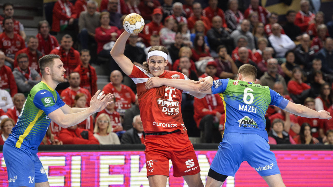 Bjarki Már Elísson (k), a Telekom Veszprém, valamint Tadej Mazej (j) és Mitja Janc, az RK Celje PL csapat játékosa a férfi kézilabda Bajnokok Ligája csoportkörének 8. fordulójában játszott Telekom Veszprém - RK Celje PL mérkőzésen a Veszprém Arénában 2023. november 23-án.