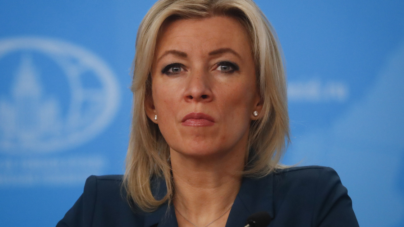 Marija Zaharova orosz külügyi szóvivő Szergej Lavrov orosz külügyminiszternek az előző év diplomáciai tevékenységét értékelő évenkénti sajtóértekezletén Moszkvában 2022. január 14-én.