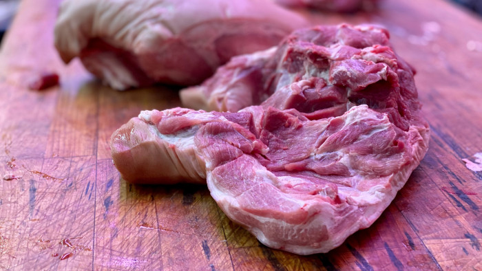 Több mint két tonna romlott hússal bukott le a sofőr