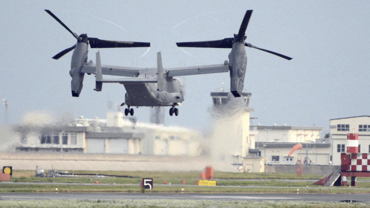 2018. július 4-én az Ivakuni katonai bázison készített kép egy CV-22 Osprey típusú amerikai katonai repülőgépről. A japán parti őrség 2023. november 29-i közlése szerint a tengerbe zuhant egy Osprey repülőgép nyolc emberrel a fedélzetén Japán nyugati részénél, Jakusima szigetének repülőtere közelében. Hajókkal és repülőgépekkel kezdték meg a mentési munkálatokat a helyszínen, egyelőre több részletet nem közöltek.