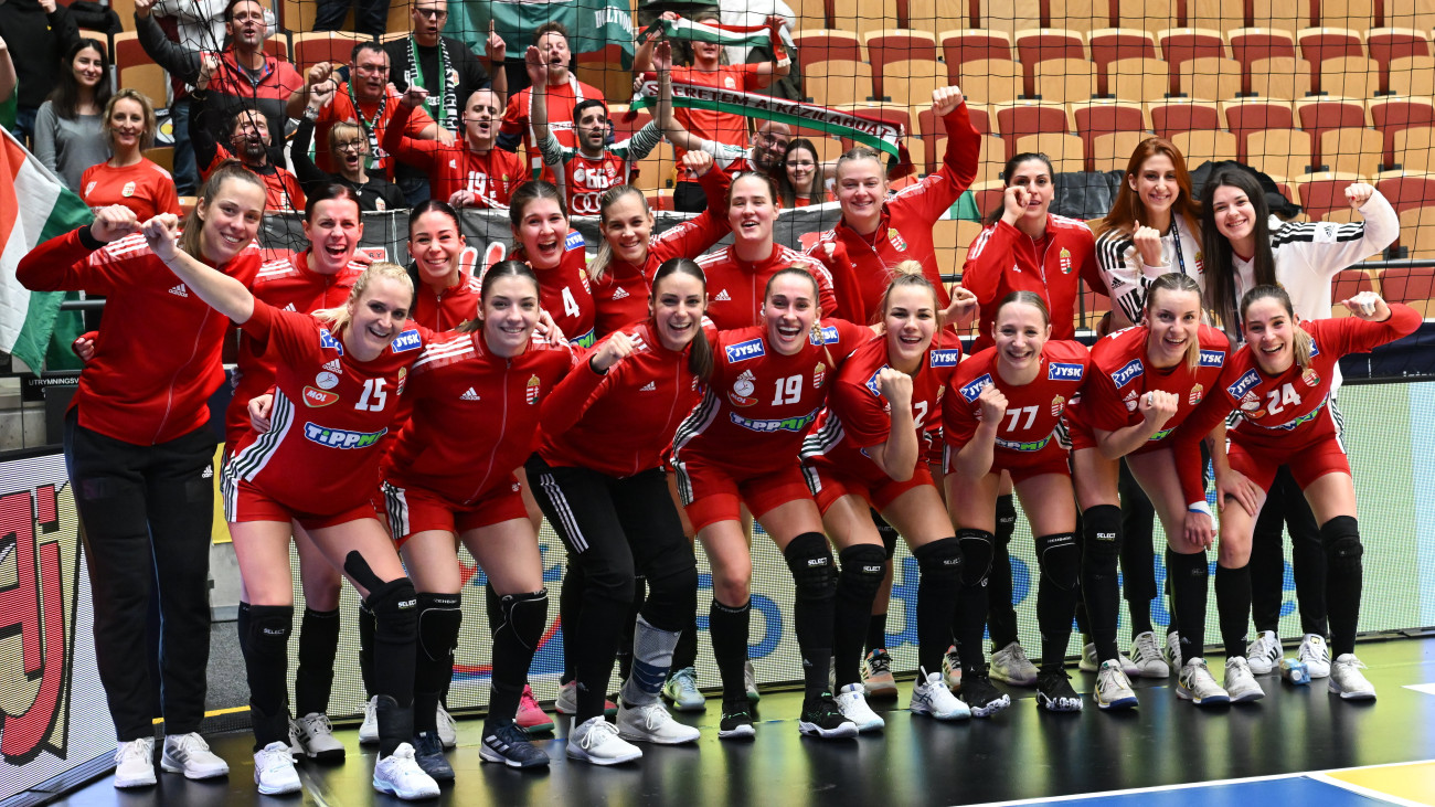 A győztes magyar csapat tagjai az olimpiai kvalifikációs női kézilabda-világbajnokság csoportkörének első fordulójában játszott Magyarország - Paraguay mérkőzés után a svédországi Helsingborgban 2023. november 30-án. A magyar válogatott 35-12-re győzött.