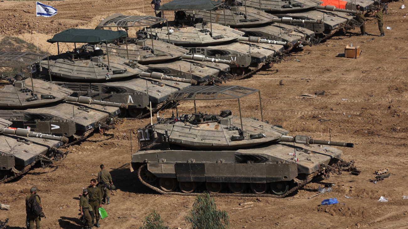Izraeli harckocsik a Gázai övezetben. Forrás: X / Nexta