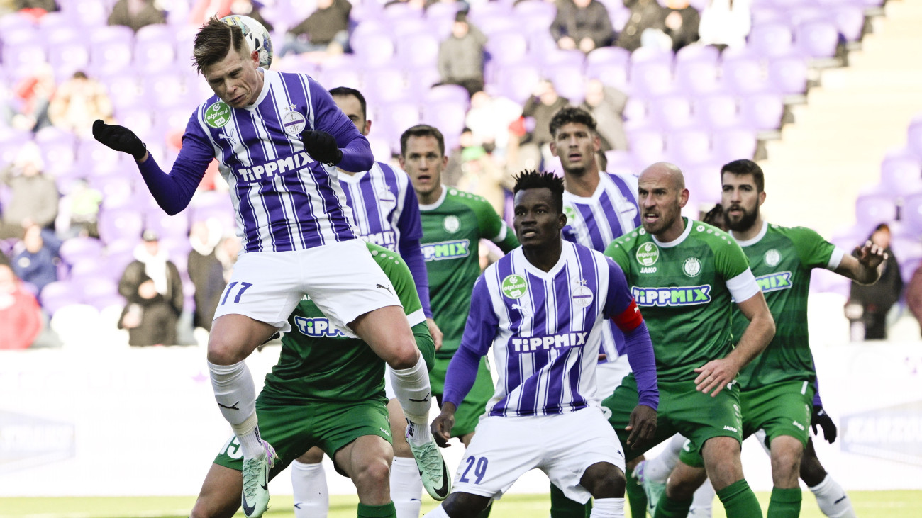 Csoboth Kevin, az Újpest (b)  játékosa fejel a labdarúgó OTP Bank Liga 15. fordulójában játszott Újpest FC - Paksi FC mérkőzésen a Szusza Ferenc Stadionban 2023. december 3-án.