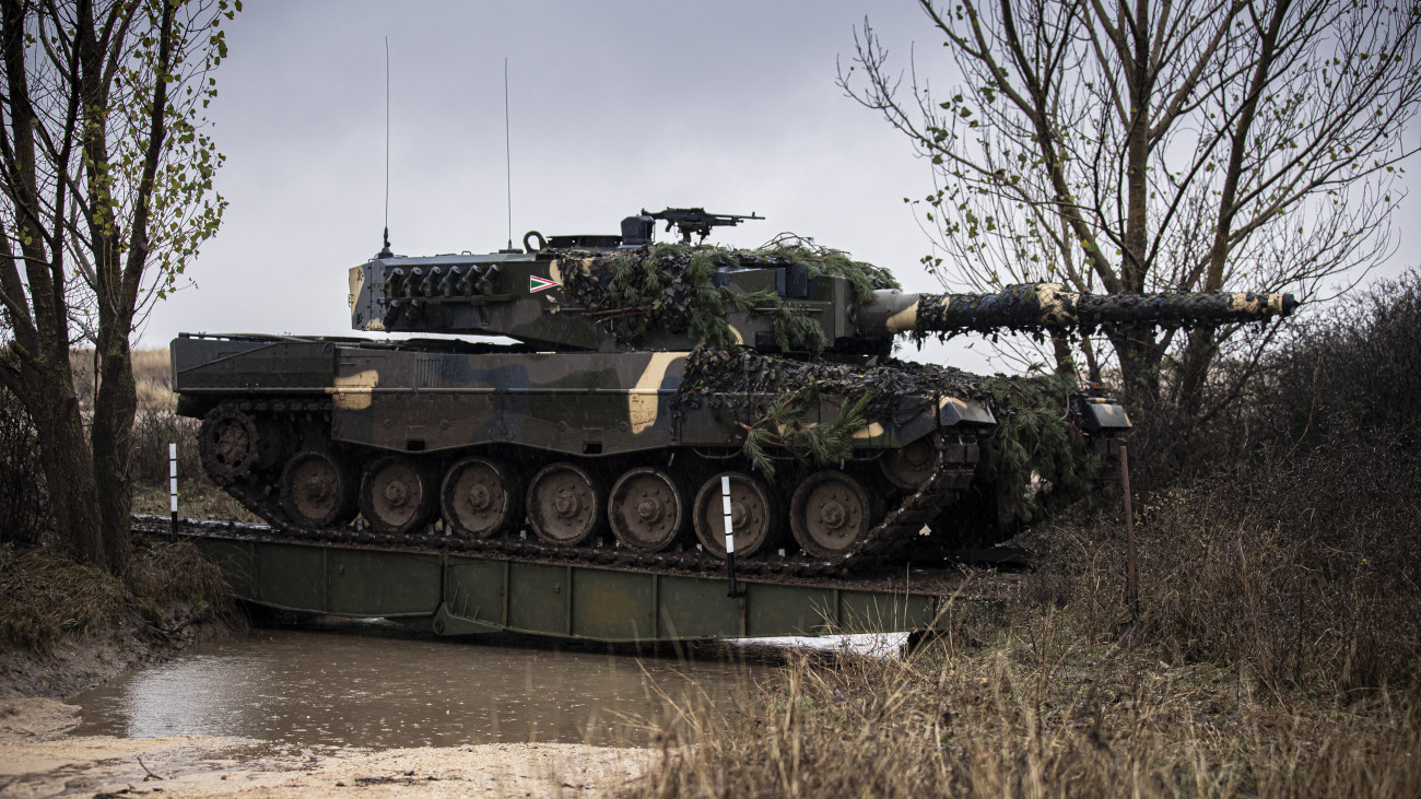 A HM Zrínyi Nonprofit Kft./honvedelem.hu által 2023. november 13-án közreadott képen az MH II. Rákóczi Ferenc 14. Műszaki Ezred és az MH Klapka György 1. Páncélosdandár katonái a vízi átkelést gyakorolják Leopard 2 A4HU harckocsikkal az Adaptive Hussars 2023 többnemzeti országos hadgyakorlaton Újmajorban.