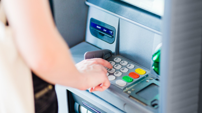 A szemünk láttára zajlik forradalom a bankautomatáknál?