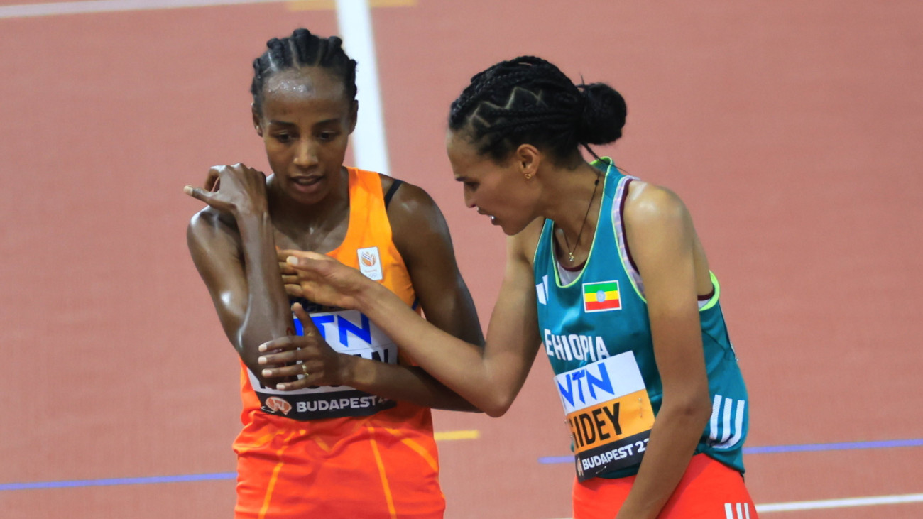 A második helyezett etióp Letesenbet Gidey (j) és a holland Sifan Hassan a női 10000 méteres síkfutás döntőjében a budapesti atlétikai világbajnokságon a Nemzeti Atlétikai Központban 2023. augusztus 19-én.