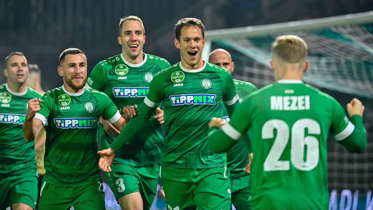 A Paksi FC játékosainak gólöröme, köztük a gólszerző Papp Kristóf (k) a labdarúgó OTP Bank Liga 16. fordulójában játszott Paksi FC - Ferencvárosi TC mérkőzésen a Paksi FC Stadionban 2023. december 10-én.