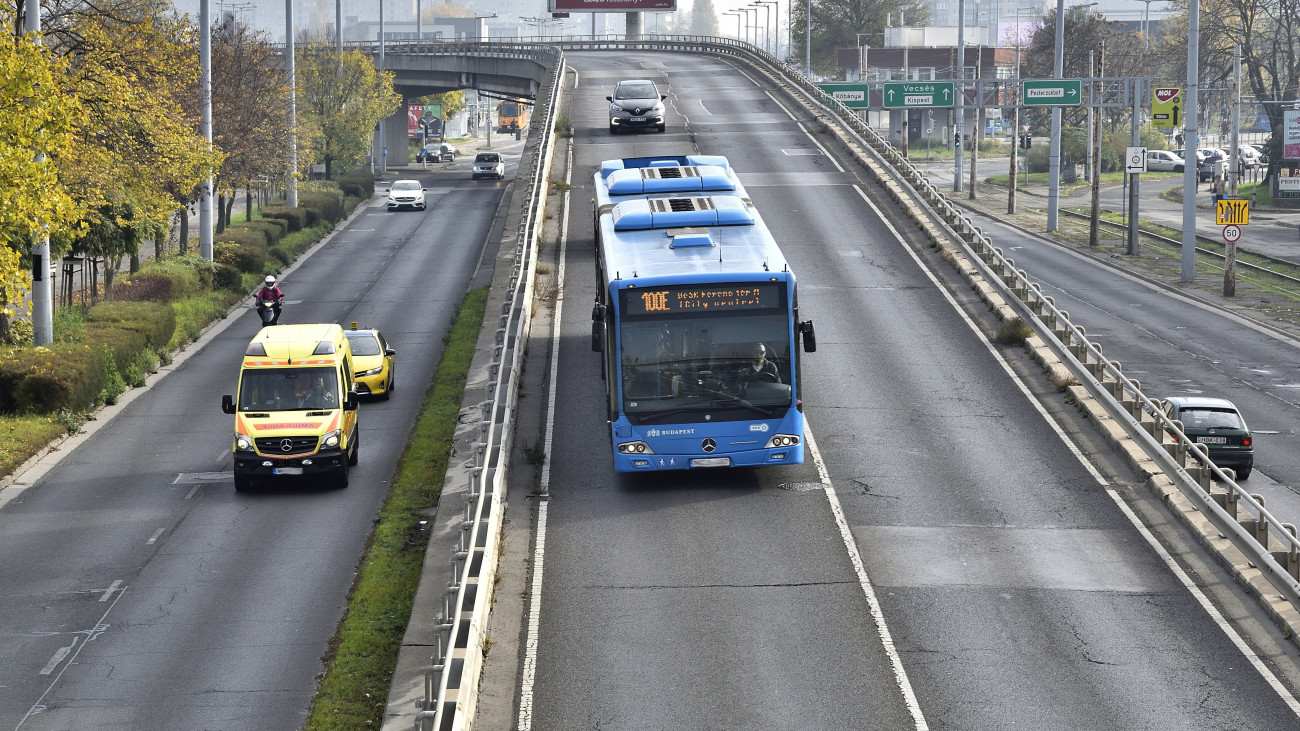 A Budapesti Közlekedési Központ 100E jelzésű közvetlen repülőtéri járata - amely a Deák Ferenc tér és a Liszt Ferenc nemzetközi repülőtér között közlekedik - halad a Ferihegyi repülőtérre vezető út Üllő úti felüljáróján, a Száva utcánál. Jobbra hátul a Shopmark (korábban Europark) a főváros 19. kerületének egyik legnagyobb bevásárlóközpontja. MTVA/Bizományosi: Róka László  *************************** Kedves Felhasználó!
