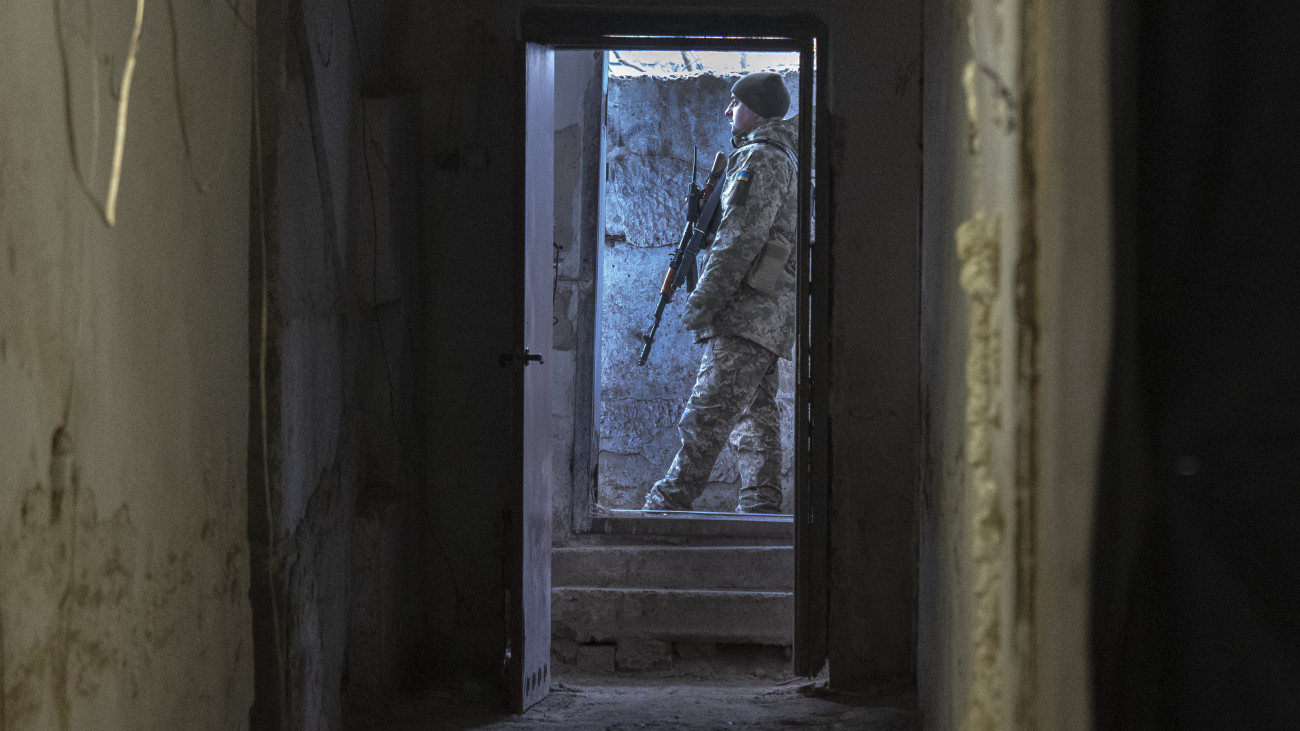 Ukrán katona őrt áll egy bunker bejáratánál a frontvonal közelében, a Harkivi területen levő Kupjanszkban 2023. november 30-án.