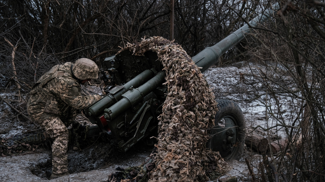 Bahmut, 2023. december 7.Ukrán 22. gépesített dandár katonái egy D-44 85 mm-es tüzérségi löveggel lőnek orosz állásokat a kelet-ukrajnai Bahmut település közelében húzódó frontvonalnál 2023. december 7-én.