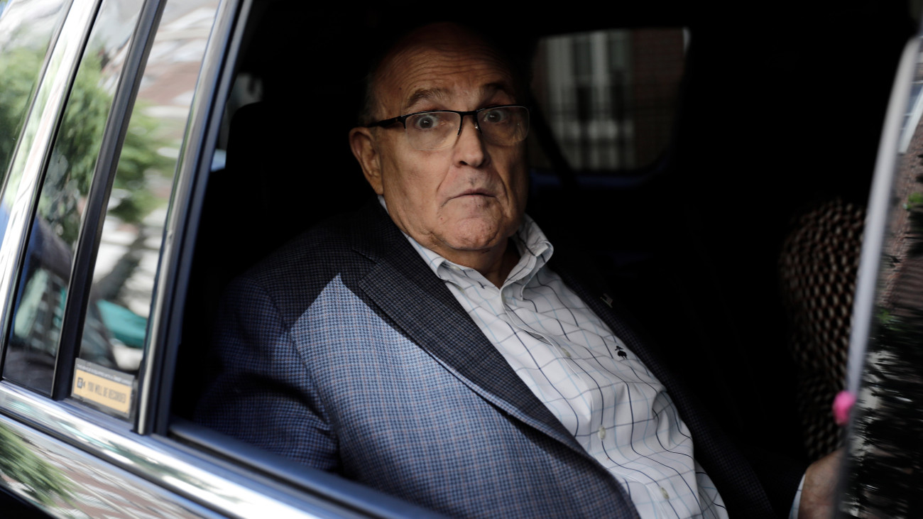 Rudy Giuliani, Donald Trump volt amerikai elnök személyes ügyvédje autójában ül New York Manhattan városrészében lévő otthona előtt 2021. június 24-én. Egy New York-i bíróság felfüggesztette Giuliani ügyvédi engedélyét a 2020-as elnökválasztással kapcsolatos nyilatkozatai miatt, miután a törvényszék megállapította, hogy Giuliani Trump személyes ügyvédjeként és a volt elnök kampánycsapatának jogi képviselőjeként bizonyíthatóan hamis, illetve félrevezető nyilatkozatokat tett bíróságok, törvényhozási képviselők és a nyilvánosság előtt a választás után, amelyen Trump alulmaradt. A június 24-étől érvénybe lépő ideiglenes tilalom New York államra vonatkozik.