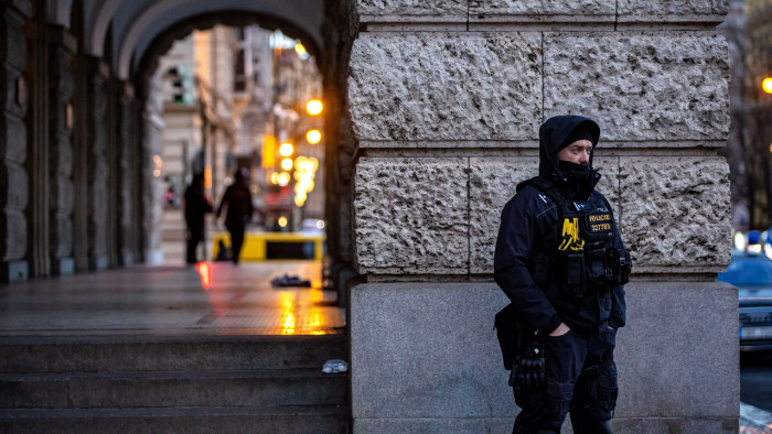 Géppisztolyos rendőrök lepték el Prága veszélyeztetett helyszíneit