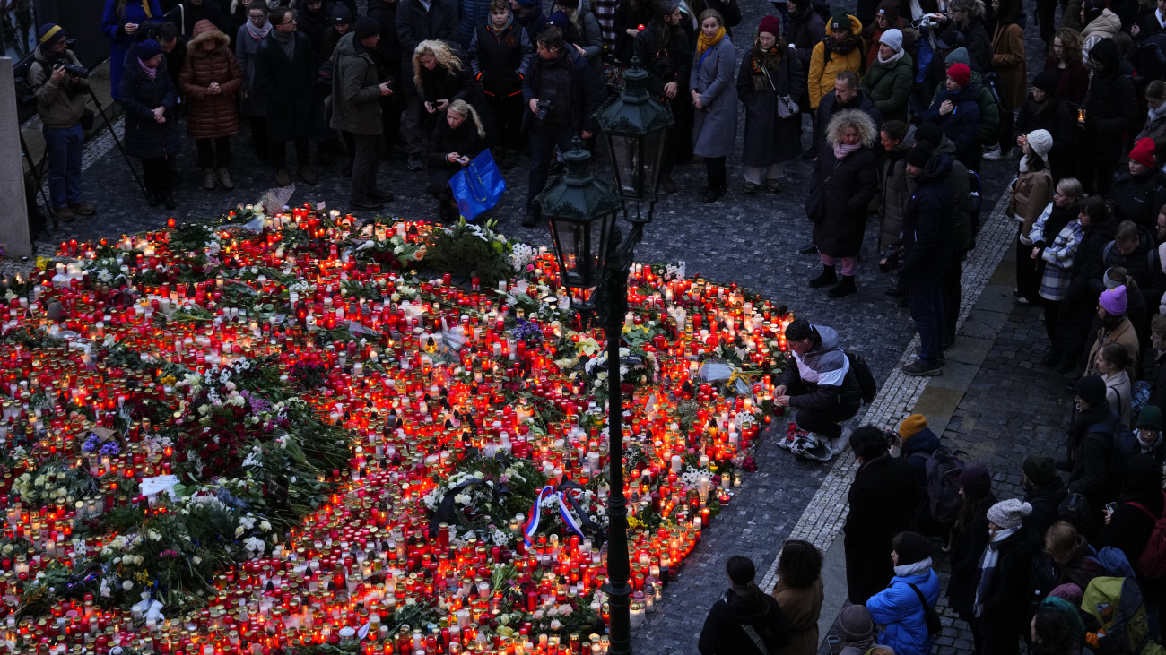 Gyertyát és virágok a prágai Károly Egyetem főépülete előtt 2023. december 22-én, miután az előző nap az egyik hallgató lövöldözött az épületben, és tizennégy embert megölt, huszonötöt megsebesített. A támadó is életét vesztette, de egyelőre nem tudni, hogyan.