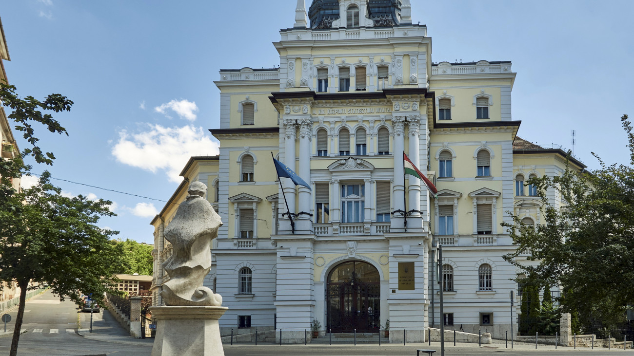 Központi Statisztikai Hivatal (KSH) épülete a főváros II. kerületében, a Keleti Károly utcában. A KSH egy szakmailag önálló, de a kormány felügyelete alá tartozó országos szervezet, melynek legfőbb feladatköre az egyes gazdasági és társadalmi adatok gyűjtése, feldolgozása és közzététele. Az előtérben, háttal Nepomuki Szent János, a mártíromságot szenvedett szent szobra Markolt Sebestyén alkotása (2011) a Bimbó út és a Keleti Károly utca találkozásánál lévő kis téren. MTVA/Bizományosi: Róka László  *************************** Kedves Felhasználó!