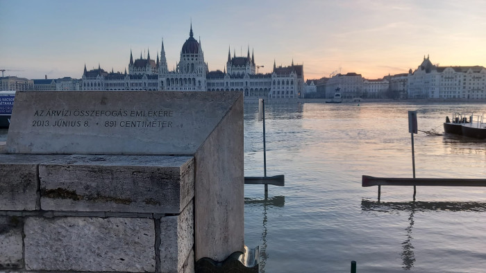 Épp most tetőzik a Duna Budapestnél