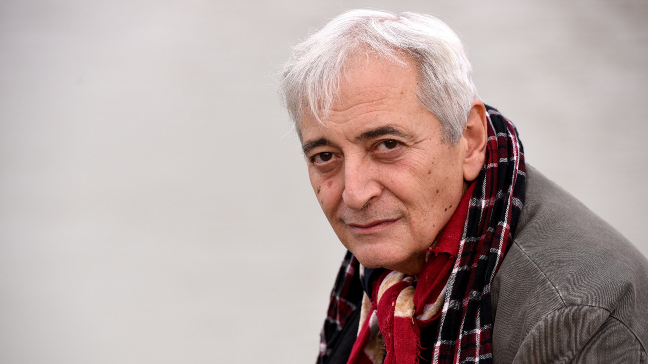 Hatvannégy éves korában 2023. december 30-án elhunyt Kovács András Ferenc Kossuth-díjas erdélyi magyar költő, esszéíró, műfordító, dramaturg, a Látó szépirodalmi folyóirat volt főszerkesztője - közölte a marosvásárhelyi lap szerkesztősége. A felvétel 2022. október 12-én Budapesten készült.