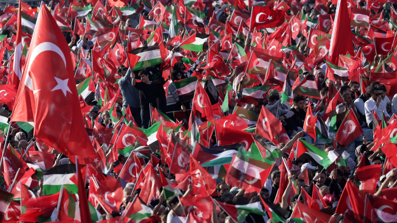 Recep Tayyip Erdogan török elnök támogatói a volt Atatürk repülőtér területén megtartott palesztin párti nagygyűlésen Isztambulban 2023. október 28-án.
