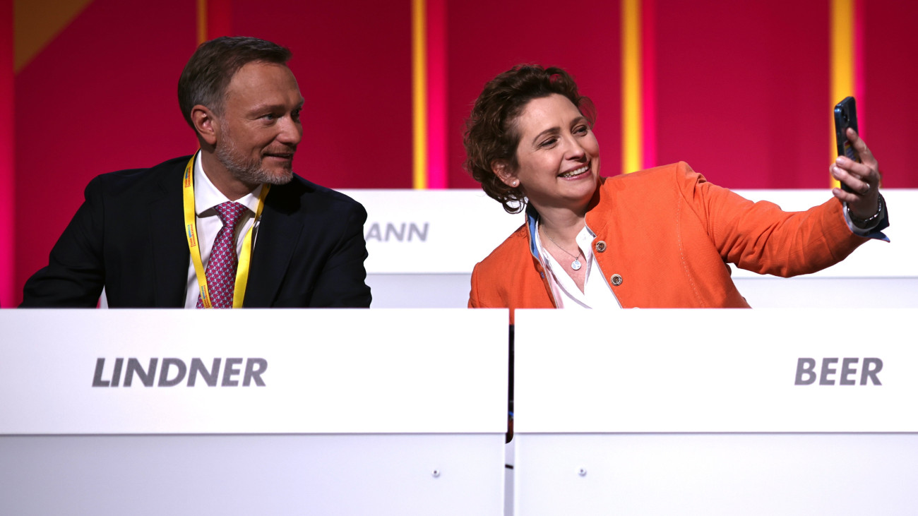 Christian Lindner német pénzügyminiszter, a Szabaddemokrata Párt (FDP) elnöke és Nicola Beer elnökhelyettes pártjuk berlini kongresszusán 2023. április 21-én.