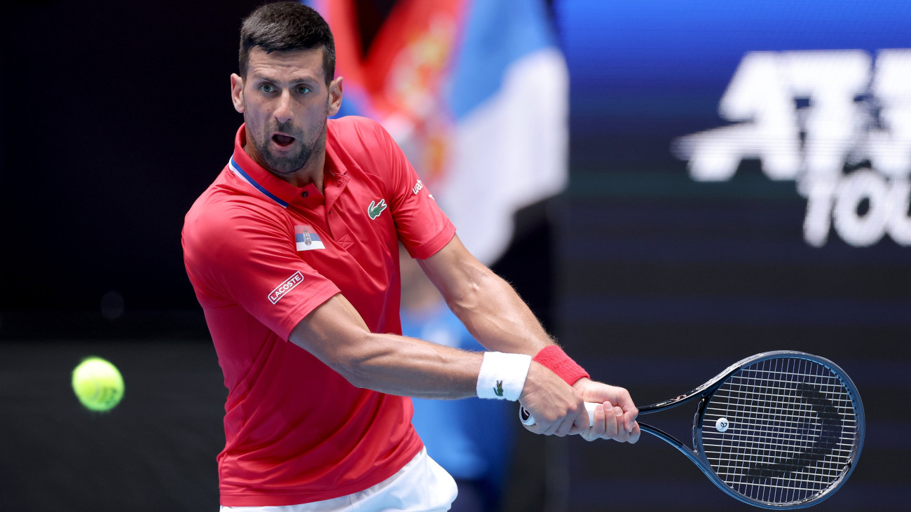 A szerb Novak Djokovic a cseh Jiri Lehecka ellen játszik a United Cup elnevezésű, vegyes csapatok számára kiírt tenisztornán az ausztráliai Perthben 2024. január 2-án.  Az új torna nemzeti csapatait négy férfi és négy női játékos alkotja, akik ATP- és WTA-világranglistapontokért is küzdenek az évadnyitó Grand Slam-torna, az ausztrál nyílt teniszbajnokság felvezetéseként.